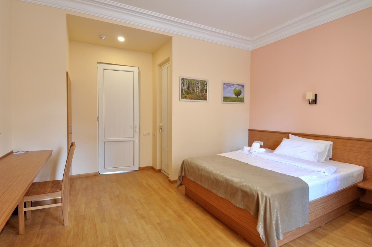 Albert House Hotel And Tours Ереван Екстериор снимка