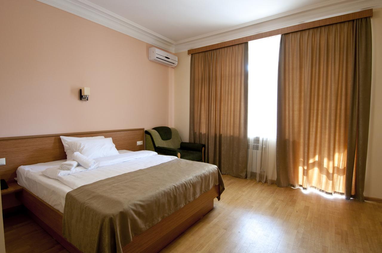 Albert House Hotel And Tours Ереван Екстериор снимка