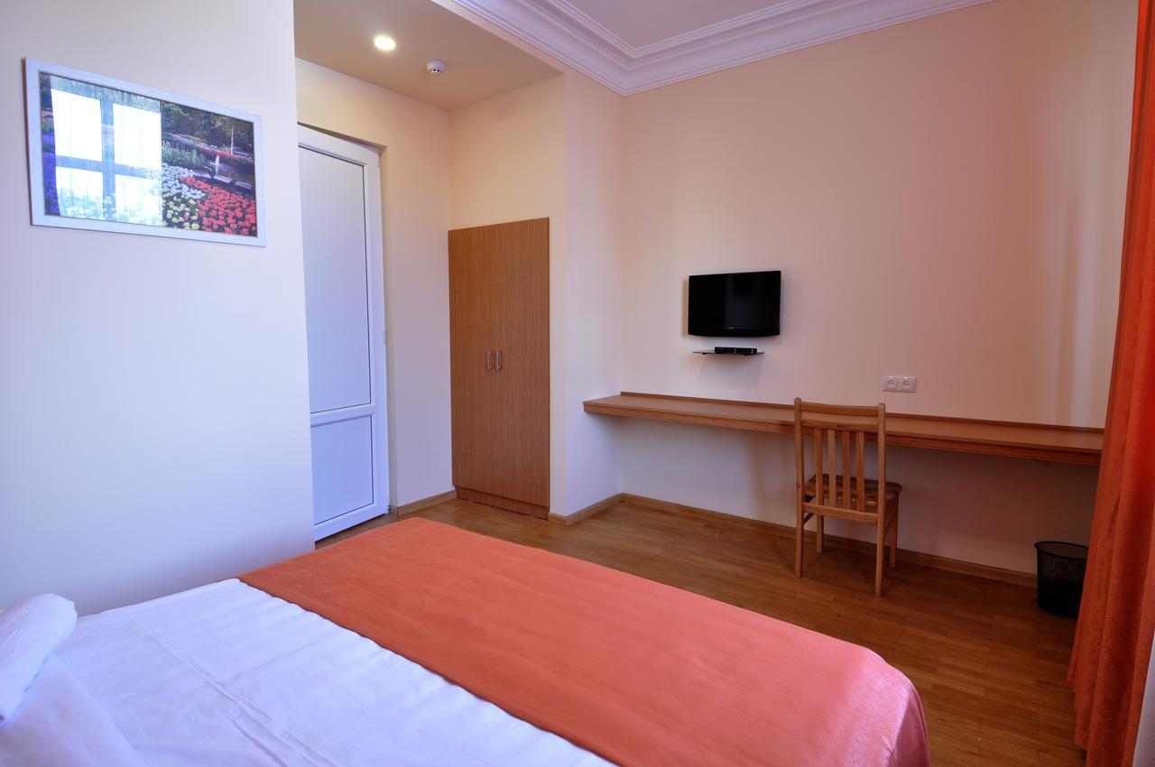 Albert House Hotel And Tours Ереван Екстериор снимка