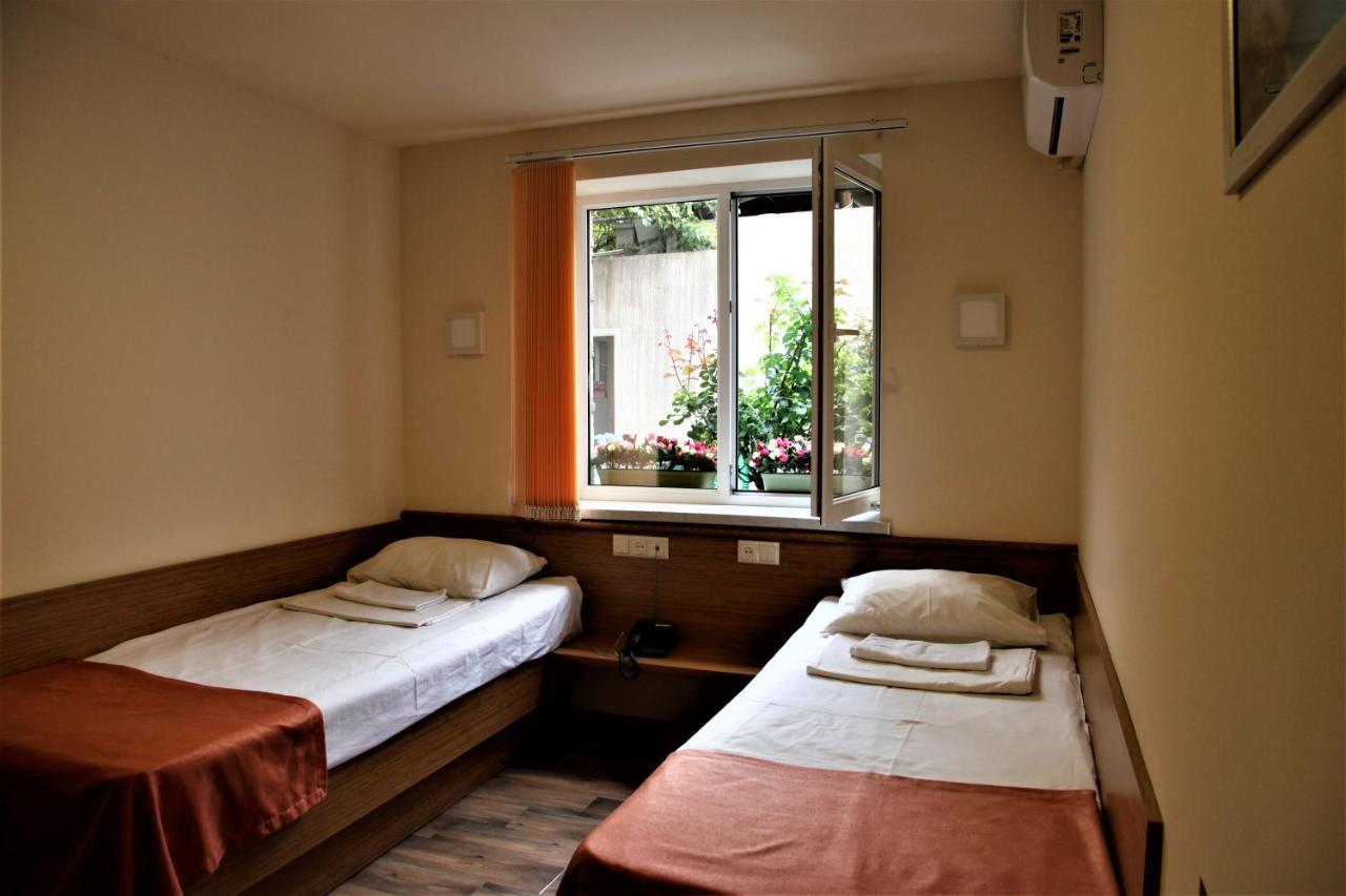 Albert House Hotel And Tours Ереван Екстериор снимка