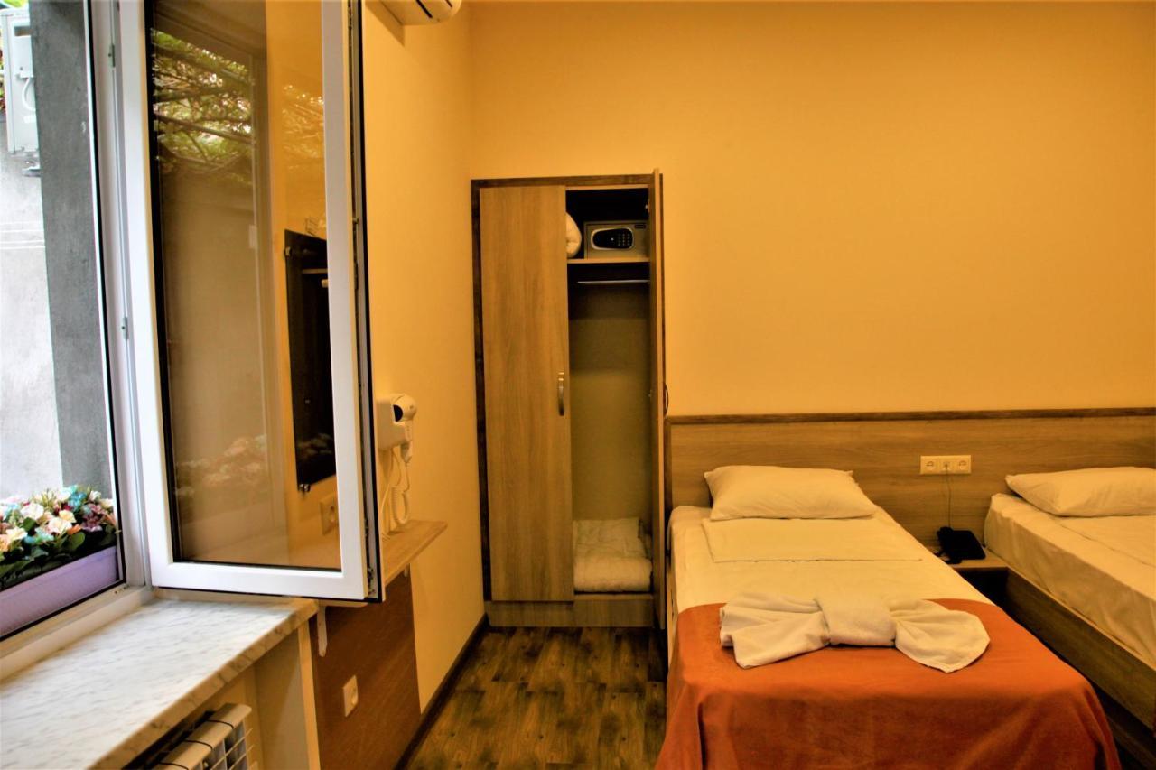 Albert House Hotel And Tours Ереван Екстериор снимка