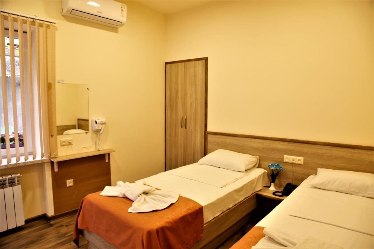 Albert House Hotel And Tours Ереван Екстериор снимка